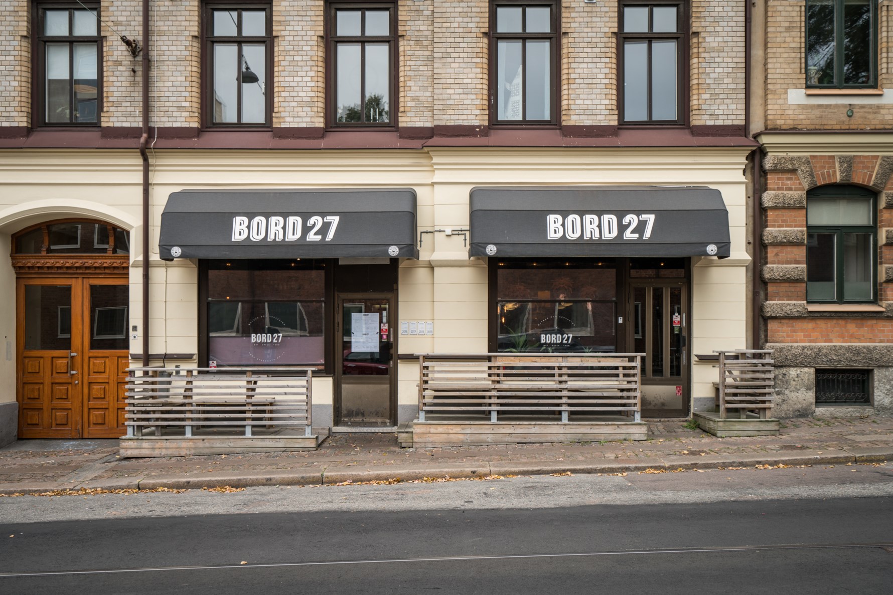 Utmärkta restauranger och kaféer runt hörnet