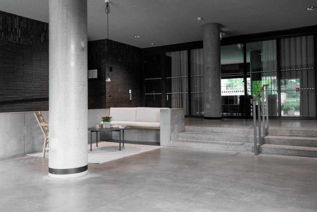 Husets pampiga entré välkomnar